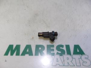 Używane Wtryskiwacz (wtrysk benzyny) Peugeot 206 (2A/C/H/J/S) 1.4 XR,XS,XT,Gentry Cena € 20,00 Procedura marży oferowane przez Maresia Parts