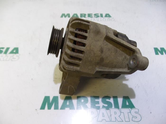 Begagnade Dynamo Fiat Stilo (192A/B) 1.2 16V 3-Drs. Pris € 40,00 Marginaltabell erbjuds av Maresia Parts