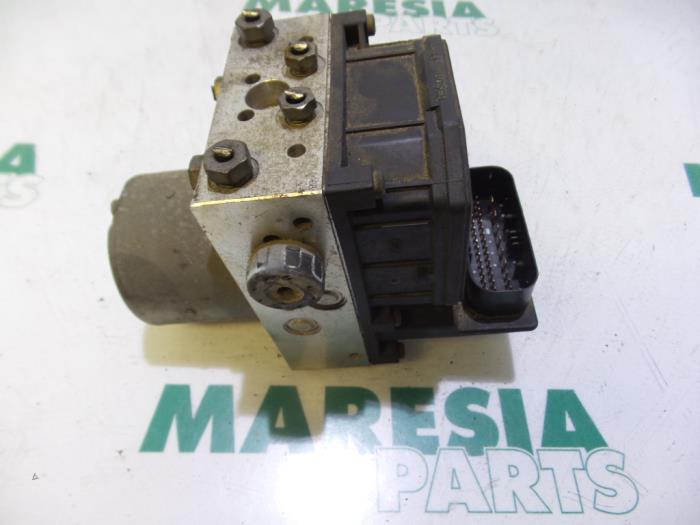 Używane Pompa ABS Fiat Stilo (192A/B) 1.2 16V 3-Drs. Cena € 75,00 Procedura marży oferowane przez Maresia Parts