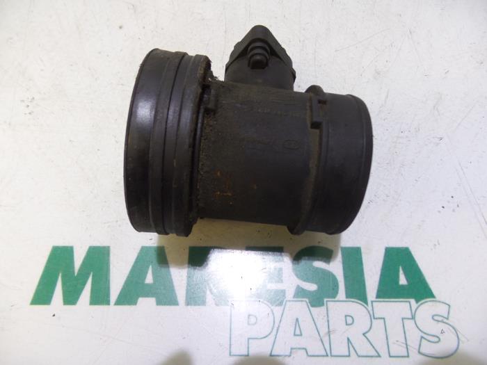 Usagé Débitmètre Lancia Thesis (841) 2.4 JTD Prix € 35,00 Règlement à la marge proposé par Maresia Parts