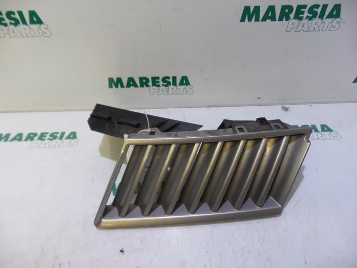 Używane Grill Renault Vel Satis (BJ) 2.0 16V Turbo Cena € 75,00 Procedura marży oferowane przez Maresia Parts