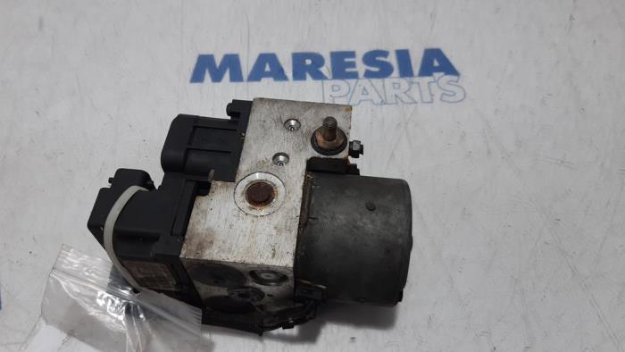 Używane Pompa ABS Peugeot 307 (3A/C/D) 1.6 16V Cena € 105,00 Procedura marży oferowane przez Maresia Parts