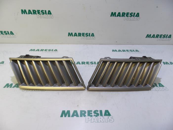 Używane Grill Renault Vel Satis (BJ) 3.5 V6 24V Autom. Cena € 157,50 Procedura marży oferowane przez Maresia Parts