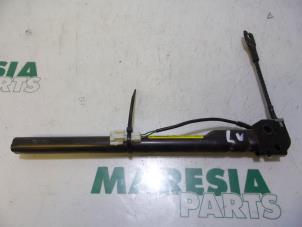 Used Seatbelt tensioner, left Renault Clio III (BR/CR) 1.5 dCi 70 Price € 35,00 Margin scheme offered by Maresia Parts