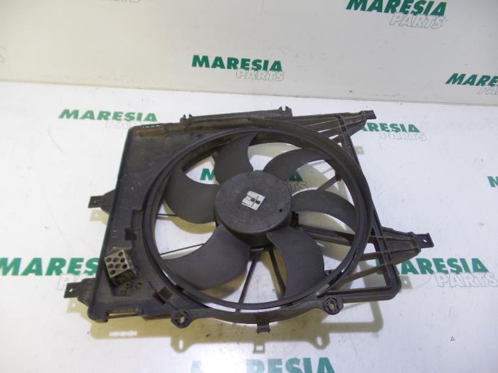 Używane Silnik wentylatora Renault Clio II (BB/CB) 1.2 16V Cena € 29,95 Procedura marży oferowane przez Maresia Parts