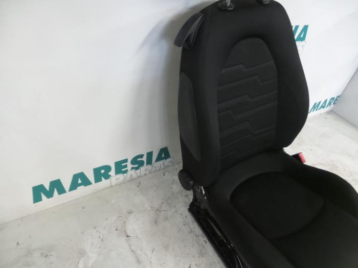 Seat, right from a Alfa Romeo MiTo (955) 1.3 JTDm 16V Eco 2011