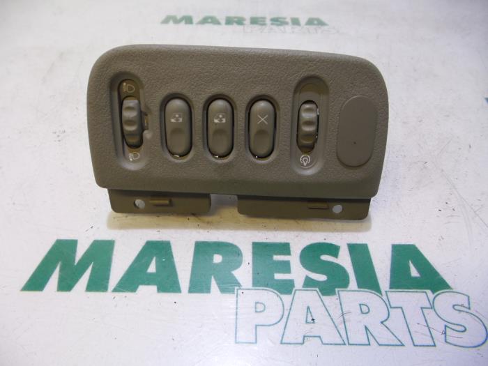 Usados Interruptor combinado de ventanillas Renault Scénic I (JA) 2.0 16V Precio € 25,00 Norma de margen ofrecido por Maresia Parts