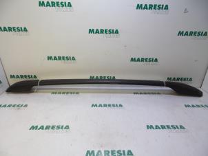 Używane Zestaw relingów dachowych Peugeot 206 SW (2E/K) 2.0 HDi Cena € 50,00 Procedura marży oferowane przez Maresia Parts