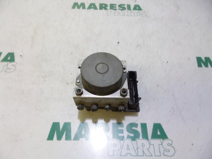 Usagé Bloc ABS Renault Megane II Grandtour (KM) 1.5 dCi 85 Prix € 49,99 Règlement à la marge proposé par Maresia Parts