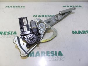 Używane Mechanizm szyby lewej przedniej wersja 4-drzwiowa Renault Grand Scénic III (JZ) 1.6 16V Cena € 35,00 Procedura marży oferowane przez Maresia Parts