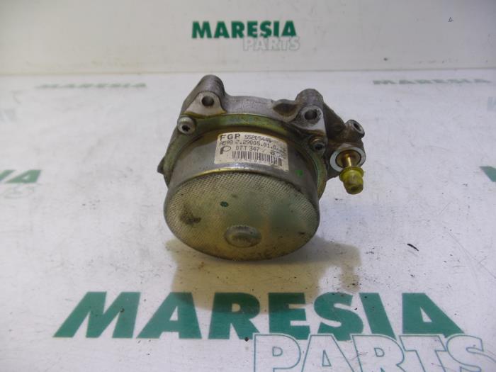 Vacuum pump (diesel) from a Alfa Romeo GT (937) 1.9 JTD 16V Multijet 2004