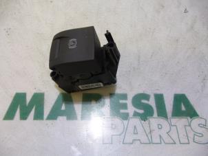 Used Parking brake switch Renault Grand Scénic III (JZ) 1.6 16V Price € 15,00 Margin scheme offered by Maresia Parts