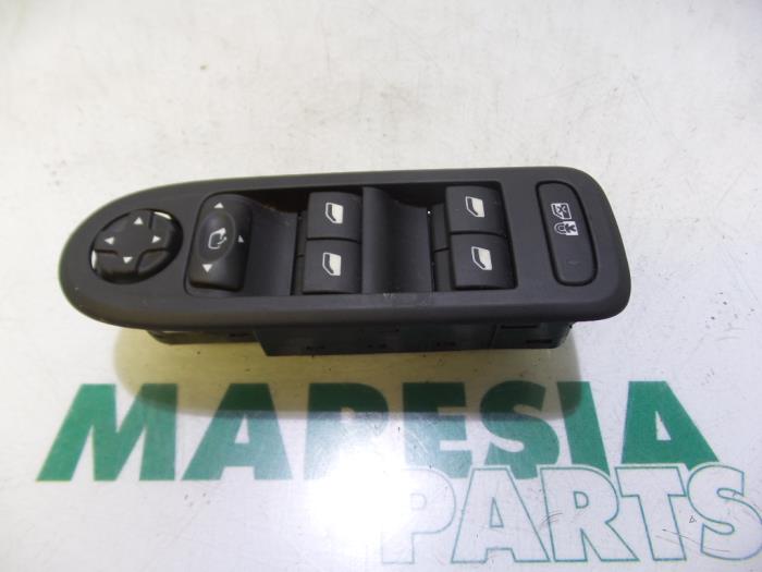 Usados Interruptor combinado de ventanillas Peugeot 508 SW (8E/8U) 1.6 HDiF 16V Precio € 60,00 Norma de margen ofrecido por Maresia Parts
