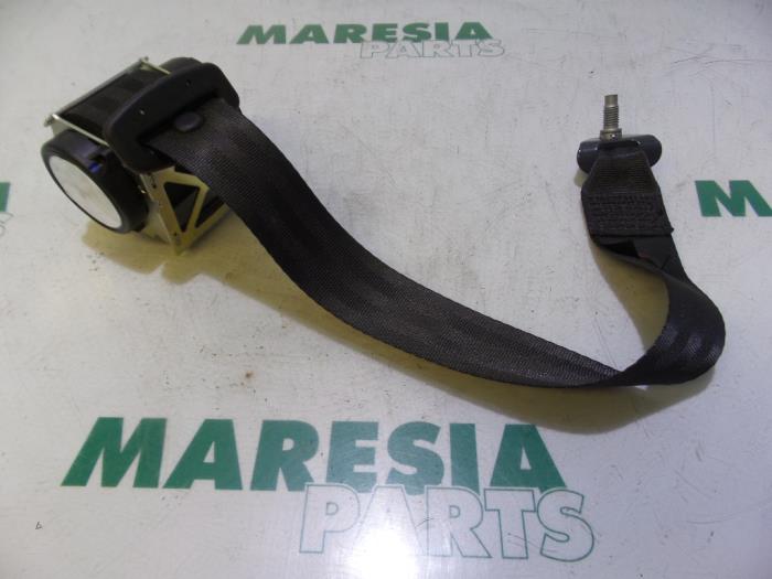 Rear seatbelt, right from a Peugeot 508 SW (8E/8U) 1.6 HDiF 16V 2014