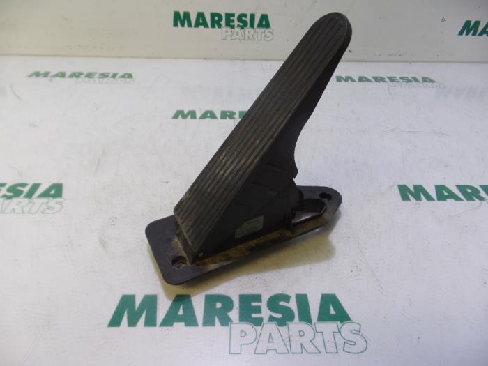 Begagnade Gaspedalsensor Lancia Thesis (841) 2.4 JTD Pris € 75,00 Marginaltabell erbjuds av Maresia Parts