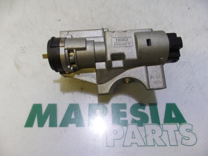 Używane Stacyjka + Kluczyk Lancia Thesis (841) 2.4 JTD Cena € 157,50 Procedura marży oferowane przez Maresia Parts
