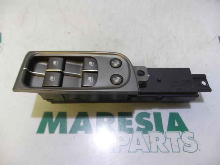 Usados Interruptor combinado de ventanillas Lancia Thesis (841) 2.4 JTD Precio € 210,00 Norma de margen ofrecido por Maresia Parts