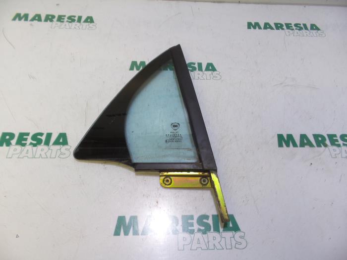 Usados Ventanilla triangular derecha detrás Lancia Thesis (841) 2.4 JTD Precio € 50,00 Norma de margen ofrecido por Maresia Parts