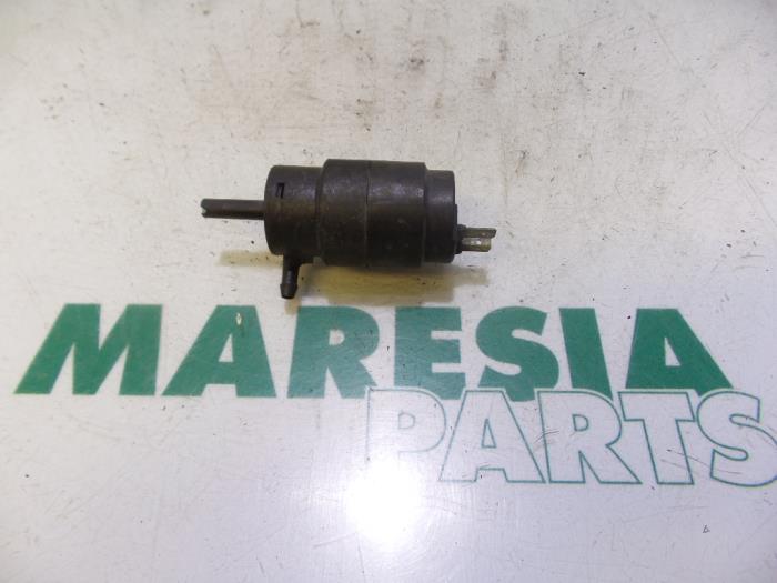 Windscreen washer pump from a Lancia Thesis (841) 2.4 JTD 2004