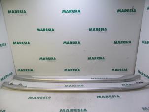 Used Roof rail kit Peugeot 407 SW (6E) 2.0 HDiF 16V Price € 75,00 Margin scheme offered by Maresia Parts