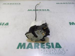 Używane Mechanizm blokady drzwi lewych tylnych wersja 4-drzwiowa Fiat Panda (169) 1.2, Classic Cena € 25,00 Procedura marży oferowane przez Maresia Parts