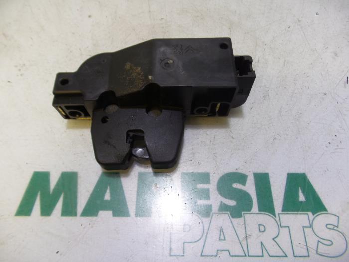Tailgate lock mechanism from a Peugeot 206 SW (2E/K) 1.6 16V 2006
