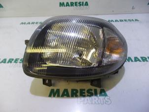 Used Headlight, left Renault Clio II (BB/CB) 1.4 Price € 30,00 Margin scheme offered by Maresia Parts