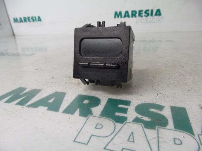 Begagnade Innerdisplay Renault Clio II (BB/CB) 1.4 Pris € 15,00 Marginaltabell erbjuds av Maresia Parts