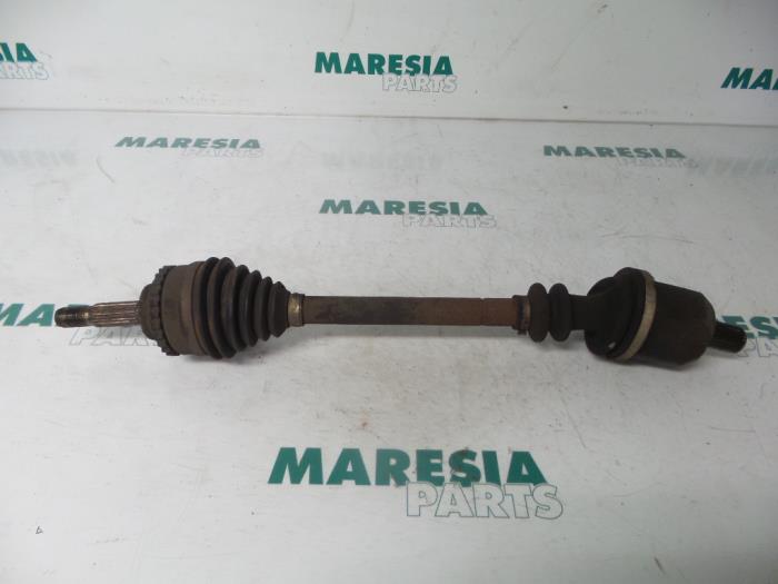 Front drive shaft, left from a Renault Clio II (BB/CB) 1.4 2000