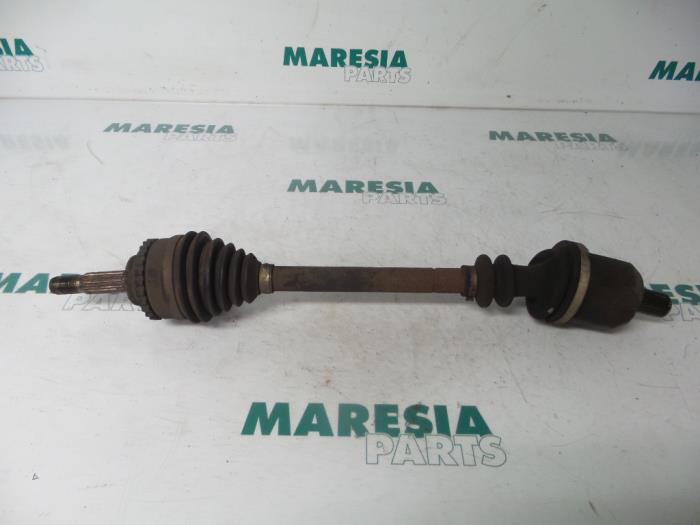 Gebrauchte Antriebswelle links vorne Renault Clio II (BB/CB) 1.4 Preis € 40,00 Margenregelung angeboten von Maresia Parts