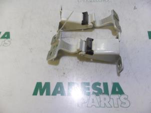Used Tailgate hinge Renault Kangoo Express (FW) ZE Price € 48,40 Inclusive VAT offered by Maresia Parts
