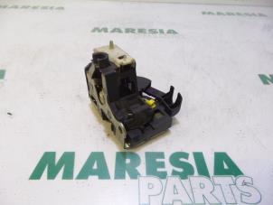 Usagé Serrure portière mécanique 4portes avant gauche Renault Clio II (BB/CB) 1.6 16V Prix € 25,00 Règlement à la marge proposé par Maresia Parts