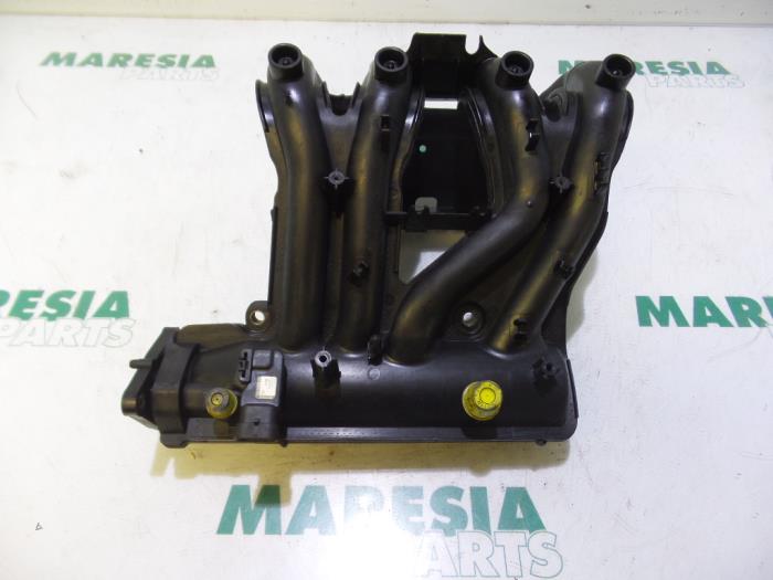 Begagnade Insugsrör Renault Clio II (BB/CB) 1.2 Pris € 30,00 Marginaltabell erbjuds av Maresia Parts