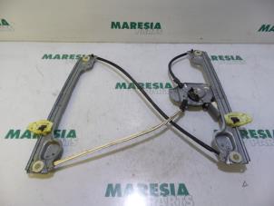 Używane Mechanizm szyby lewej przedniej wersja 2-drzwiowa Peugeot 1007 (KM) 1.4 16V Cena € 85,00 Procedura marży oferowane przez Maresia Parts