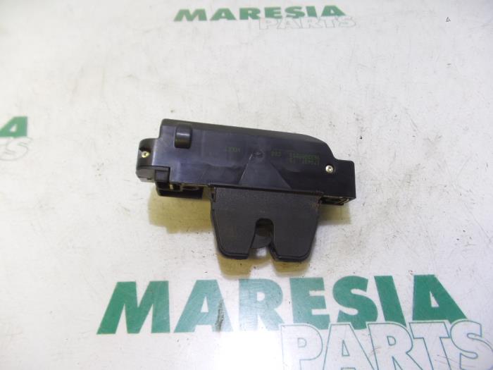Tailgate lock mechanism from a Citroën Xsara Picasso (CH) 1.8 16V 2001