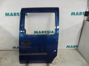 Używane Drzwi przesuwne lewe Fiat Doblo (223A/119) 1.6 16V Cena € 105,00 Procedura marży oferowane przez Maresia Parts