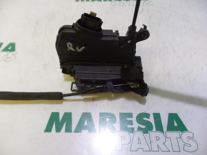 Front door lock mechanism 4-door, right from a Renault Captur (2R) 1.5 Energy dCi 110 FAP 2016