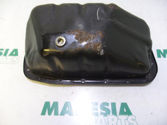 Usagé Couvercle carter Renault Clio III (BR/CR) 1.2 16V 75 Prix € 35,00 Règlement à la marge proposé par Maresia Parts