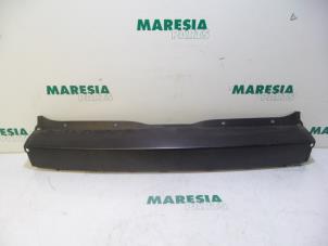 Used Rear bumper component, central Renault Scénic II (JM) 1.6 16V Price € 25,00 Margin scheme offered by Maresia Parts