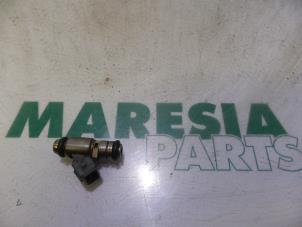 Usagé Injecteur (injection essence) Renault Clio II (BB/CB) 1.4 16V Prix € 20,00 Règlement à la marge proposé par Maresia Parts