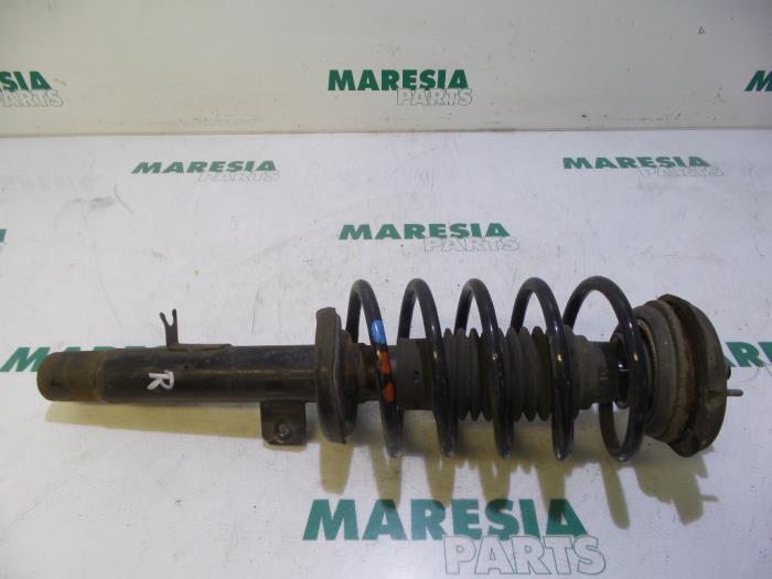 Front shock absorber rod, right from a Citroën C3 Pluriel (HB) 1.4 HDi 2004