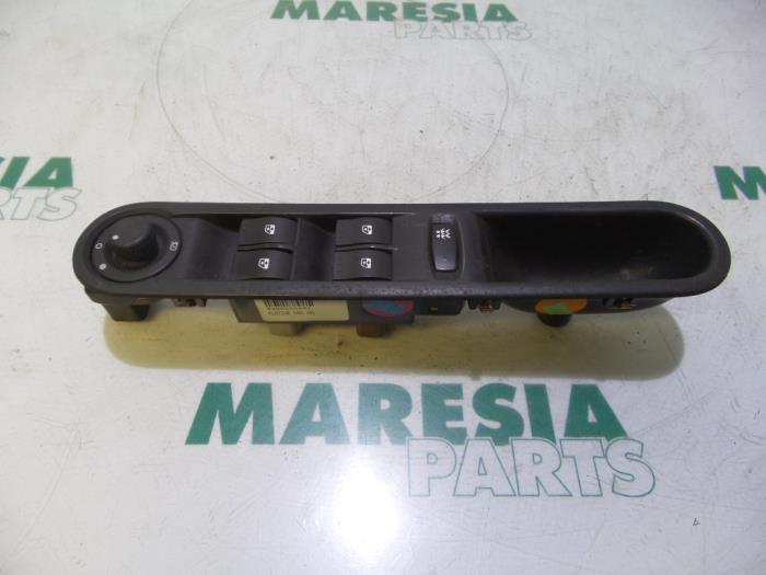 Usados Interruptor combinado de ventanillas Renault Espace (JK) 3.0 dCi V6 24V Precio € 30,00 Norma de margen ofrecido por Maresia Parts