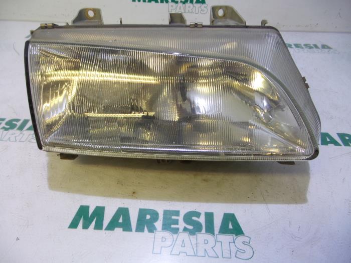 Używane Reflektor prawy Citroen Evasion 2.0 CT SX,VSX Turbo Cena € 50,00 Procedura marży oferowane przez Maresia Parts