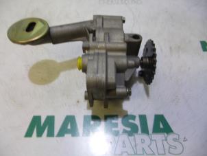 Used Oil pump Renault Espace (JK) 2.2 dCi 16V Price € 75,00 Margin scheme offered by Maresia Parts