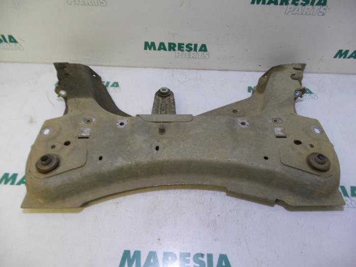 Begagnade Underram Renault Clio III (BR/CR) 1.2 16V 75 Pris € 49,95 Marginaltabell erbjuds av Maresia Parts
