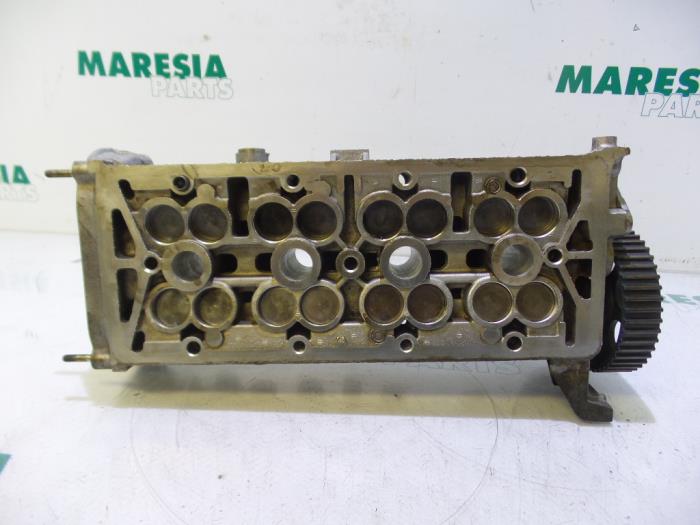 Cylinder head from a Fiat Punto II (188) 1.2 16V 3-Drs. 2001