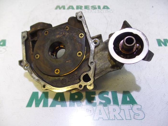 Oil pump from a Fiat Punto II (188) 1.2 16V 3-Drs. 2001
