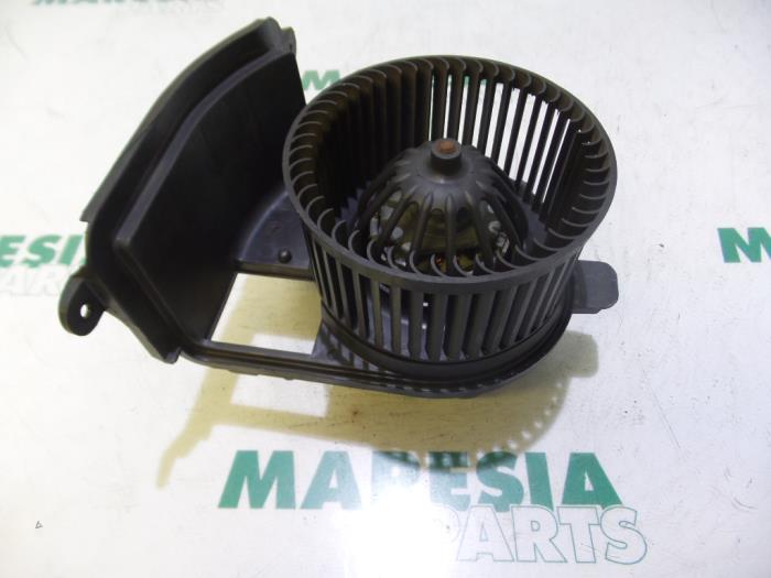 Heating and ventilation fan motor from a Renault Clio II (BB/CB) 1.4 16V 2003