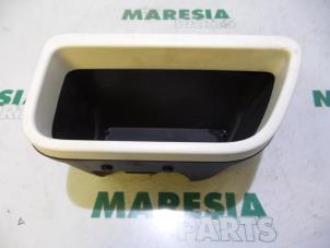Used Glovebox Renault Twingo III (AH) 1.0 SCe 70 12V Price € 35,00 Margin scheme offered by Maresia Parts