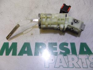 Used Ignition lock + key Renault Twingo III (AH) 1.0 SCe 70 12V Price € 59,00 Margin scheme offered by Maresia Parts